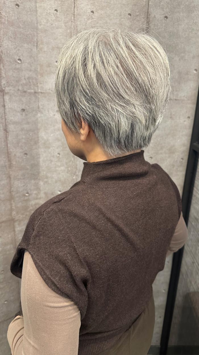 極短髮 白髮共存